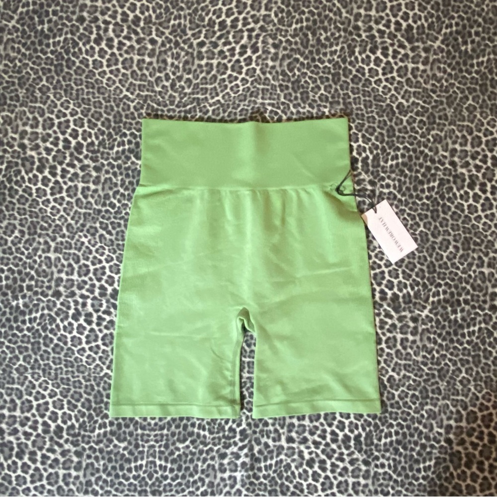WeWoreWhat Solid Seamless Biker Biker Shorts Fair Green Small NWT - Picture 5 of 7